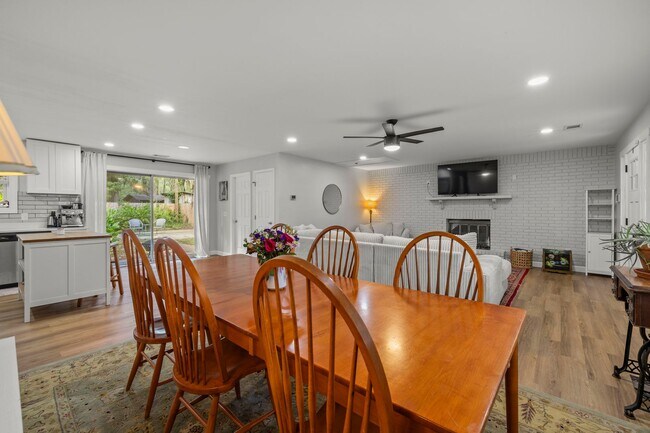 Building Photo - BEAUTIFULLY REMODELED, CONVIENENTLY LOCATE...