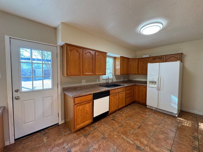 Building Photo - Spacious and Affordable Needles Ca home