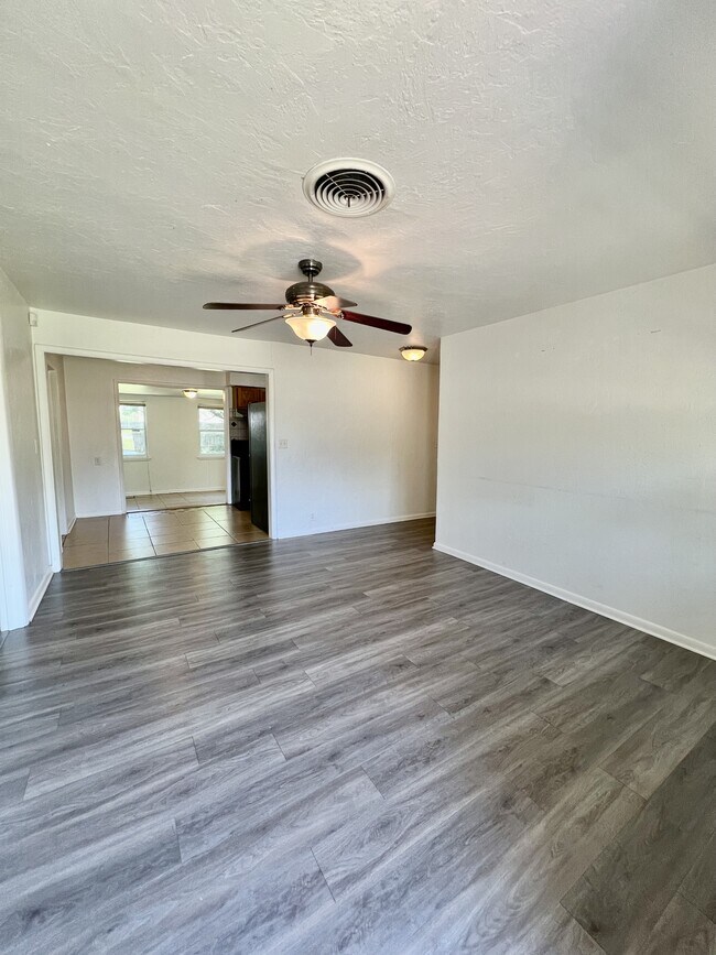 Building Photo - 703 Terry Dr