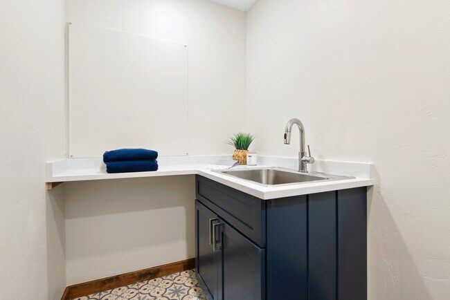 Building Photo - 205 Loop Dr