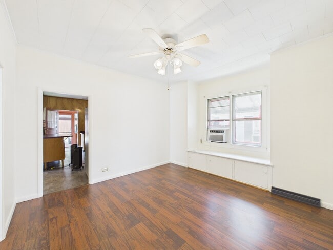 Building Photo - 305 Chelsea St