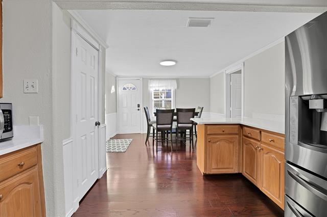 Building Photo - 209 N Texas Dr