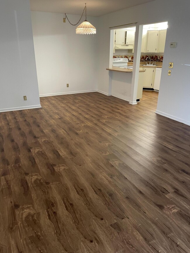 Building Photo - 501 Shady Pine Way