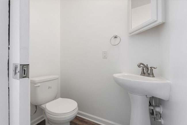 Building Photo - Updated 2-bedroom, 1.5-bath townhome in Winston-Salem