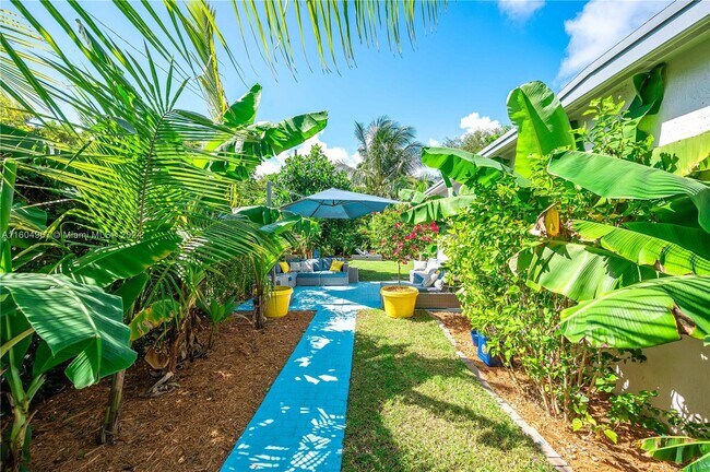 Building Photo - 2401 SW 26th St