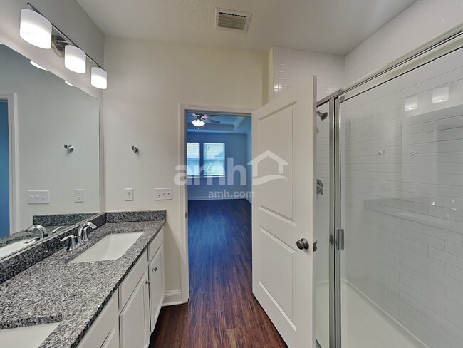 Building Photo - 240 Banyan Frst Dr
