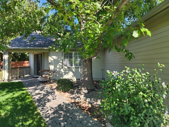 Building Photo - Rent Special $500 off 1st mo's