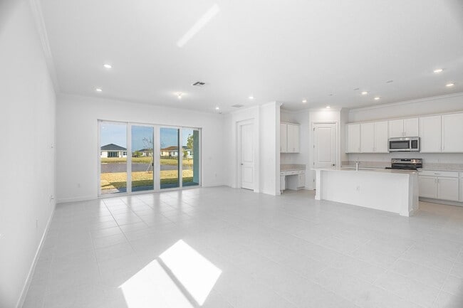 Building Photo - 13885 SE Riversway St