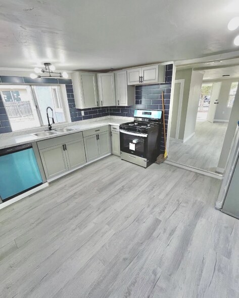 Building Photo - 2045 W 12th St