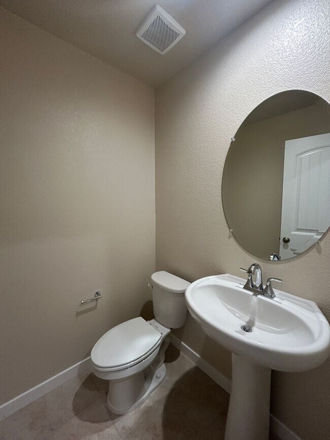 Building Photo - 479 Lemongrass St
