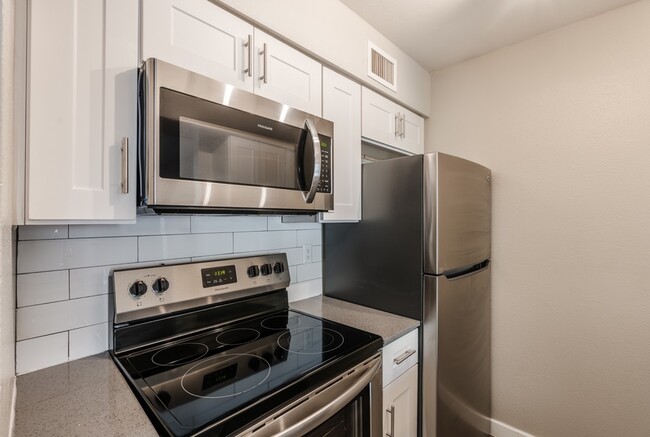 A1 Renovated - 1 Bed 1 Bath - Rise Lakeside