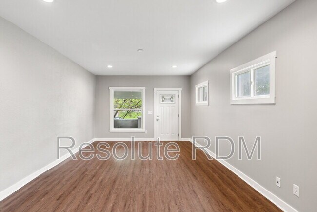 Building Photo - 819 Parkway Ave