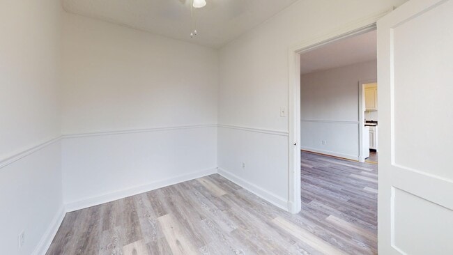Building Photo - Top Floor Recently Updated MacArthur Blvd One Bedroom W/Parking Included
