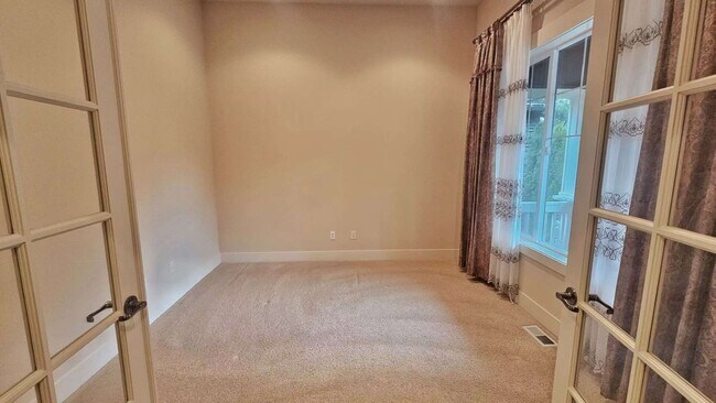 Building Photo - Beautiful 5 Bed 3.5 Bath Home in Redmond R...