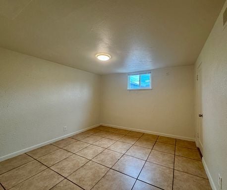 Building Photo - Large 2 Bedroom 1 Bath Unit Available NOW!!