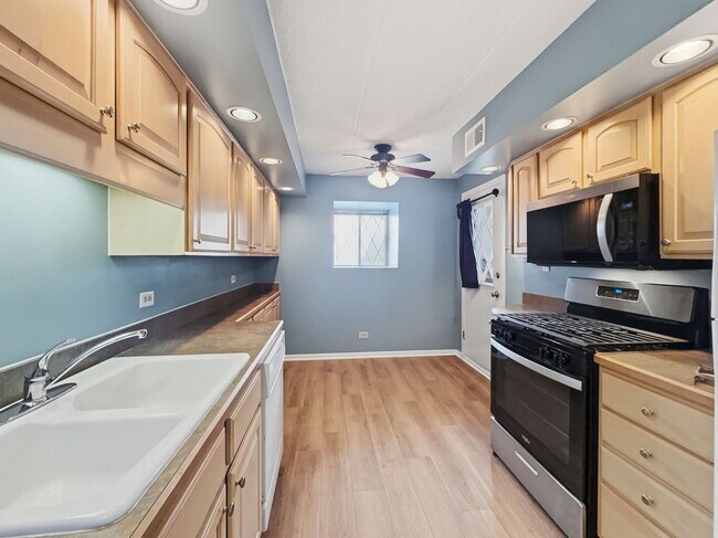 Building Photo - 13616 Royal Ct