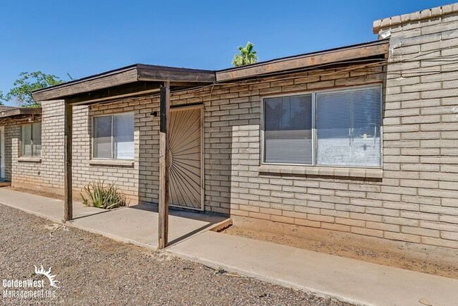 Building Photo - Cozy 2Bdm 1Ba Townhome in Great Location