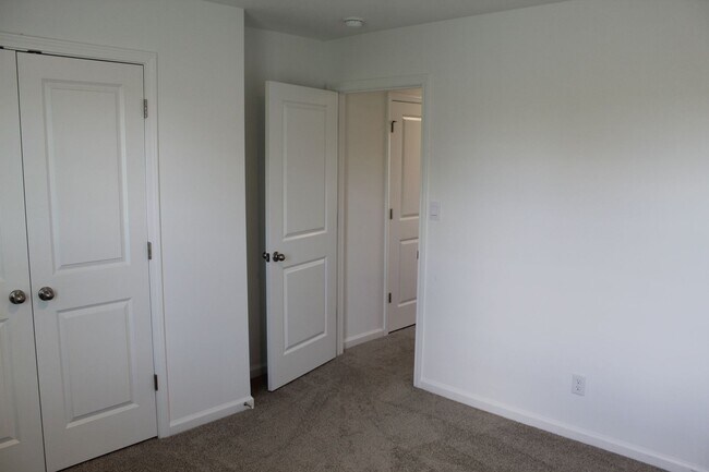 Building Photo - Beautiful 5 BR in Danville!