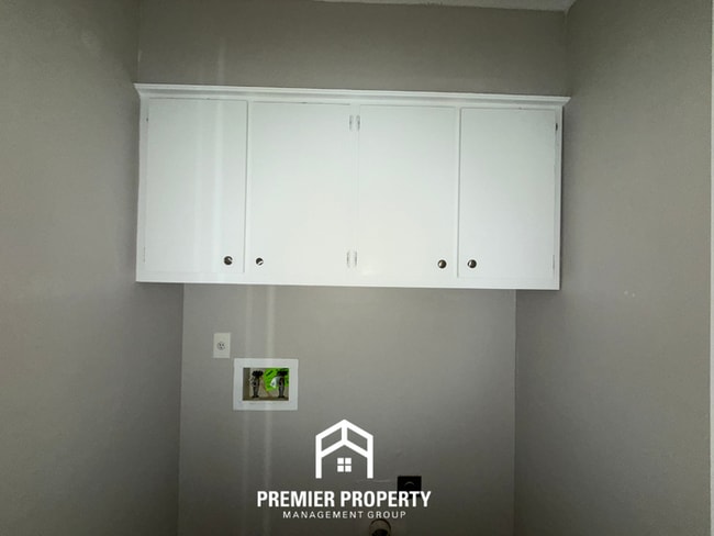 Building Photo - 3-Bedroom Single-Family Home for Rent in Memphis, TN - Vaulted Ceilings & Fenced Backyard