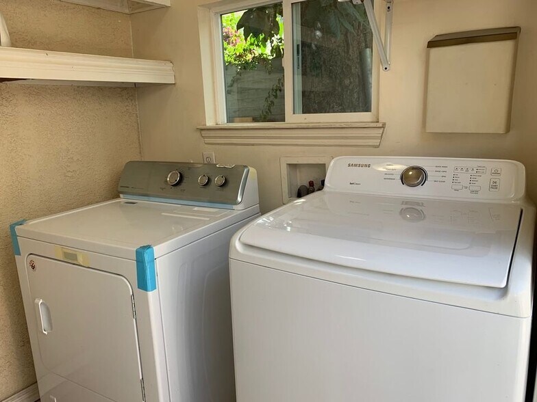 Building Photo - 1374 W 37th Pl