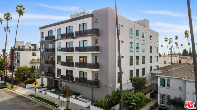 Building Photo - 927 Fedora St