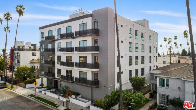 Building Photo - 927 S Fedora St