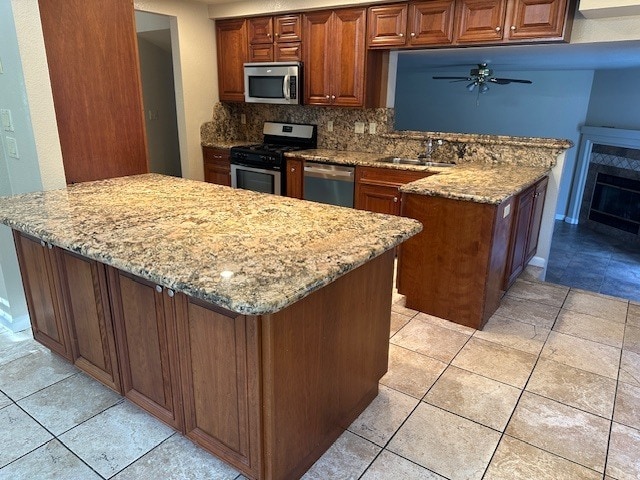 Building Photo - Modesto 5 Bedroom 3 Bathroom with a Pool