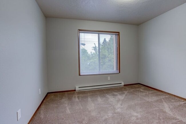 Building Photo - Spacious 2 bedroom apartment at French Cha...