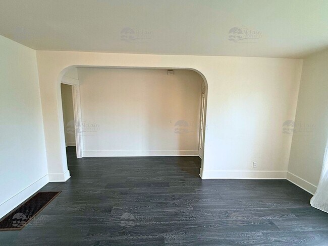 Building Photo - 304 N Rios Ave