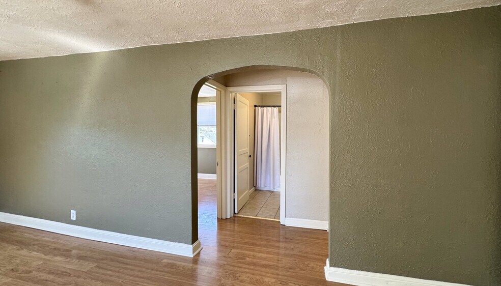 Building Photo - 321 S Walnut St