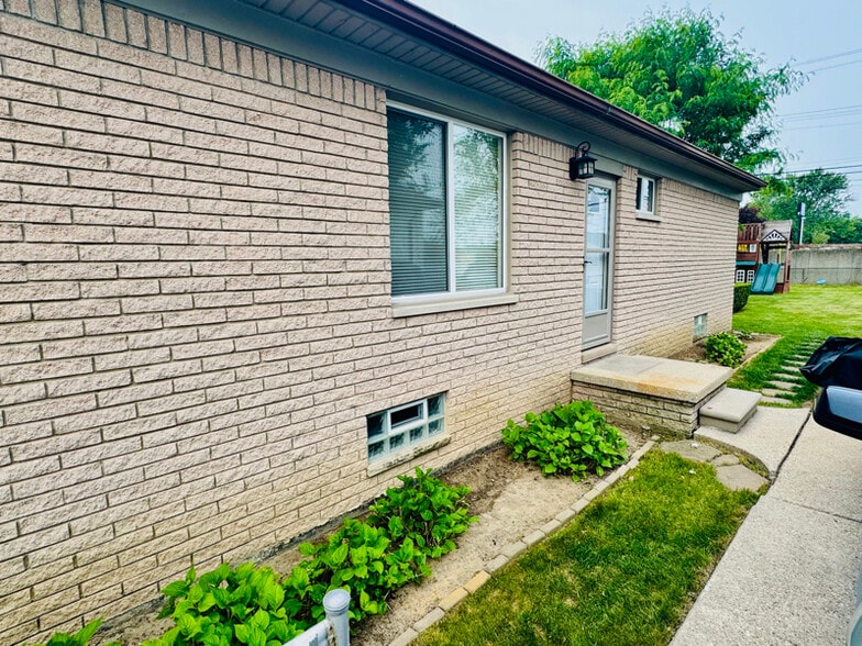 Building Photo - 28227 Gladstone St