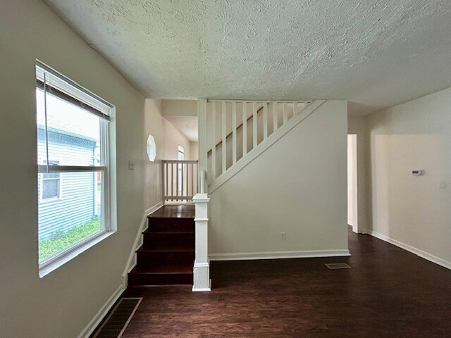Building Photo - Charming 3 Bedroom 2 Bath House in Center Township!