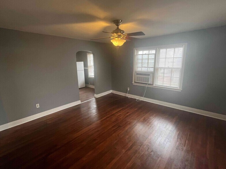 Building Photo - 817 Moulton St E