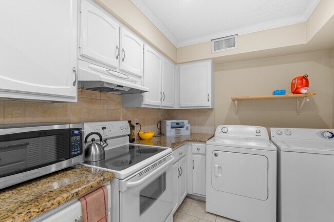 Building Photo - 357 N Post Oak Ln
