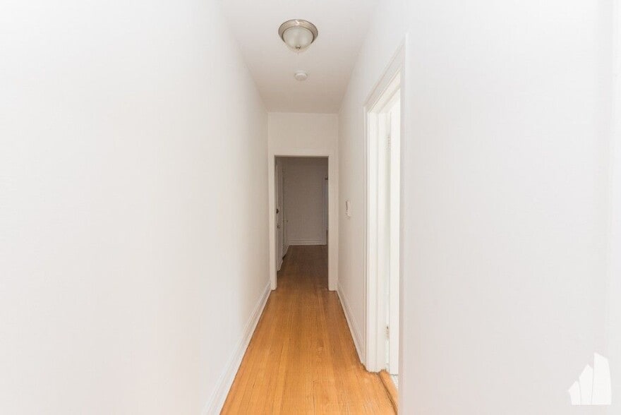 Building Photo - 7000 N Sheridan Rd