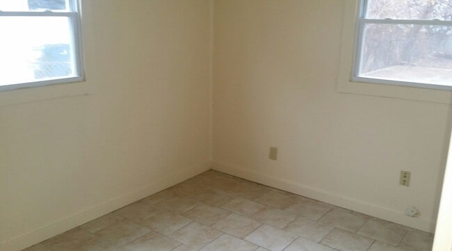 Building Photo - AFFORDABLE 2BR SINGLE FAMILY HOME, HARD SU...