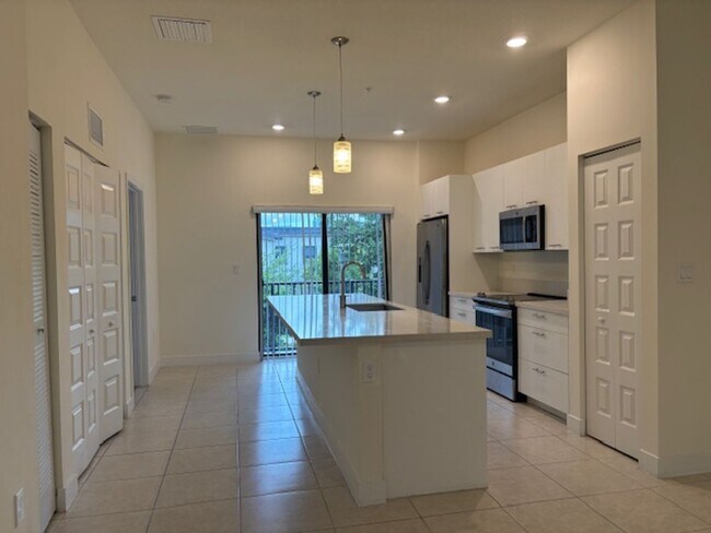 Building Photo - Great Condo unit in Doral