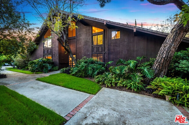 Building Photo - 4635 N Clybourn Ave