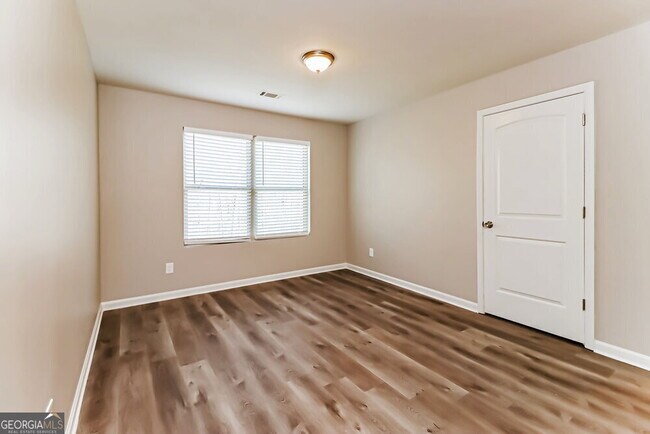 Building Photo - 207 Shaker Hollow Dr
