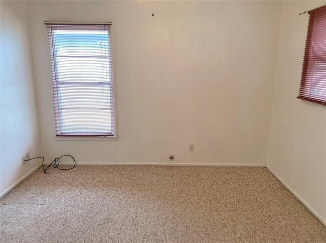 Building Photo - 3560 Regal Rd