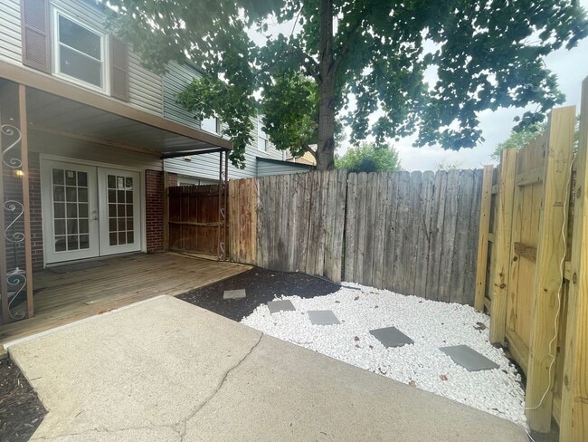 Building Photo - The Perfect 3 Bed, 1.5 Bath Cozy Townhouse