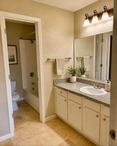 Building Photo - 3550 Lebon Dr