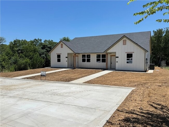 Building Photo - 142 E Martin Luther King Dr