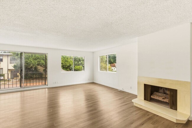 Building Photo - HUGE 2 bed 2 bath in Prime Santa Monica!