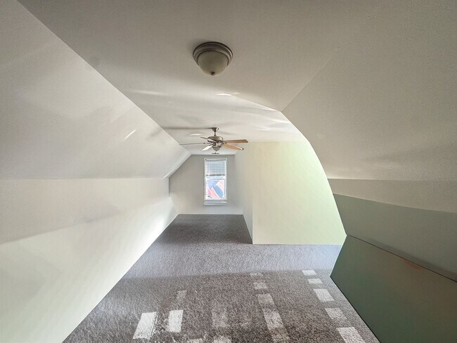 Building Photo - Well-Maintained 4 Bed 2.5 Bath Home with a Pool