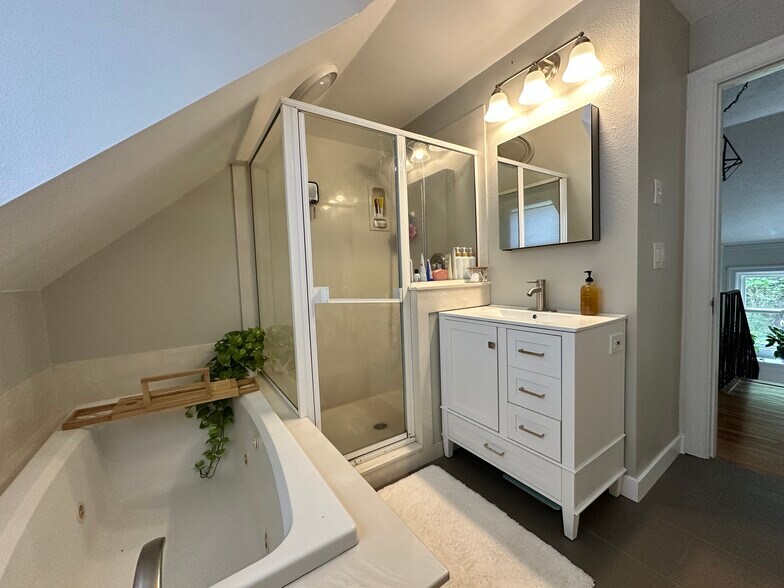 Upstairs Bathroom - 140 NW Maywood Dr