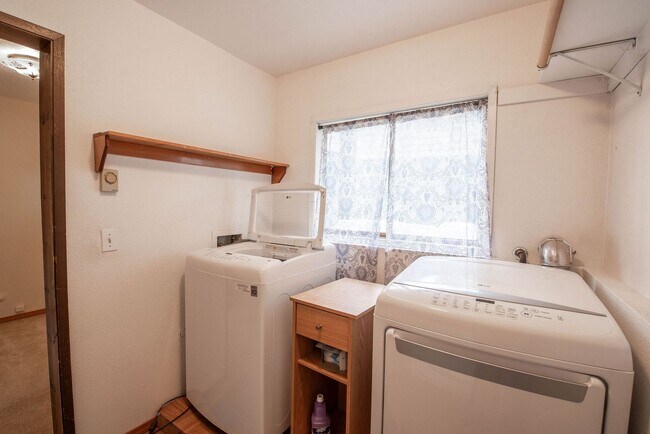 Building Photo - Spacious 3-Bed Home in Hayden Lake with La...