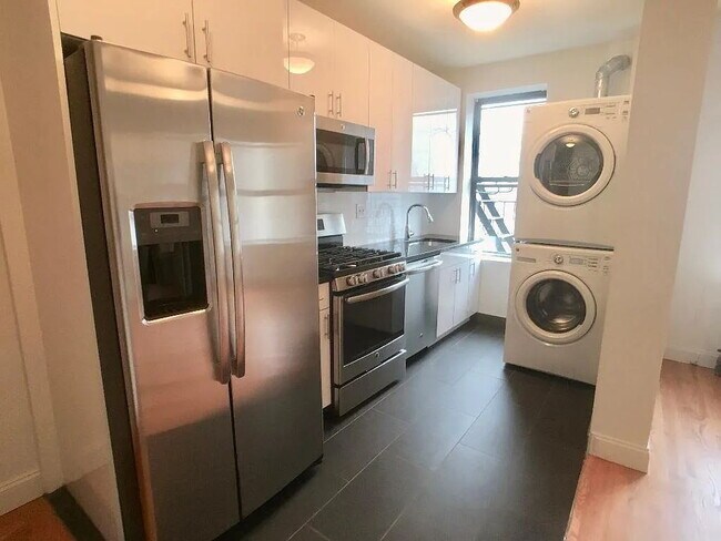 Building Photo - "Charming 1-Bedroom Haven on Cabrini Blvd – 600 Sq Ft of Cozy Comfort!"