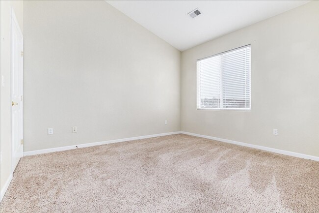 Building Photo - July 1st Move in! Top Floor 2 Bed / 2 Bath...