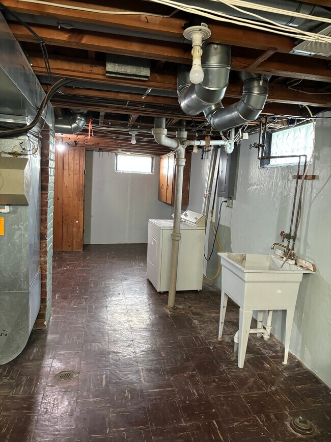 Building Photo - 1577 Lindbergh St